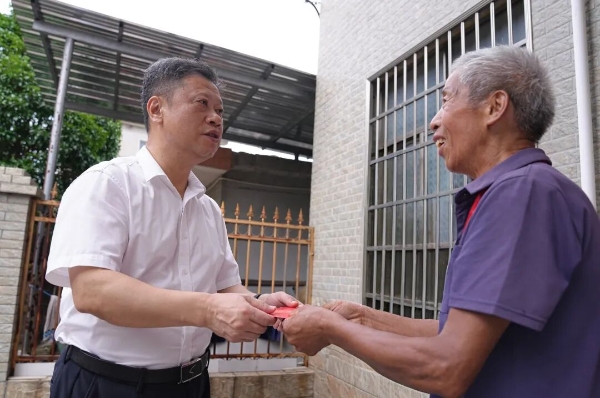 李群彪開展“七一”走訪慰問活動